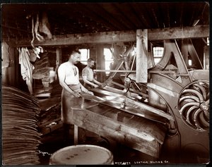 Interieur van twee mannen die werken met leer en zware apparatuur bij de New York Leather Belting Co., New York, 1905